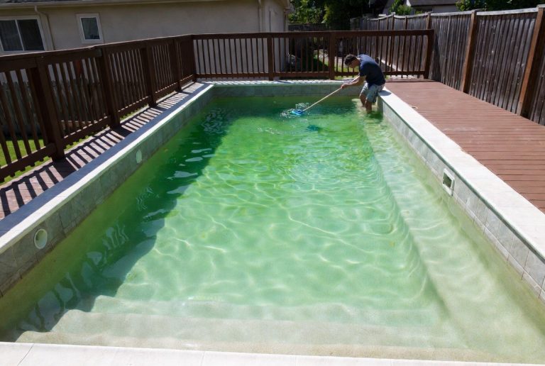 How to Clean Pool Water That Is Green Quickly