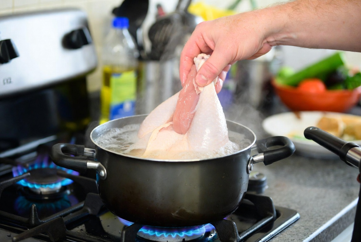 How to Cook Chicken on Stove With Water